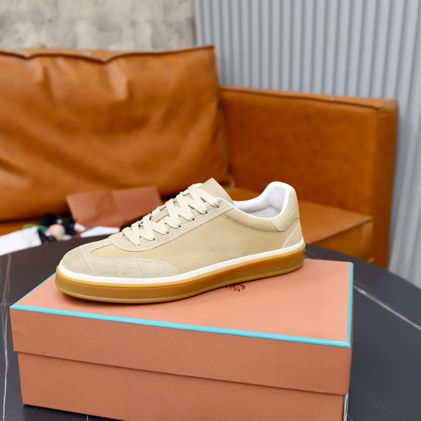 Ex-factory price: 560💰Loro Piana Tennis Walk men’s moral training sneakers! These new textured leather tennis shoes feature an ultra-low-top design for year-round wear and are water-resistant. The wrapped sole creates an effortlessly attractive color combination that harmoniously blends functionality with understated style. The ideal footwear option for urban dressing. The heel is decorated with a soft calfskin tongue with Kummel color inserts and an embossed LP logo. Cotton shoelaces. Material: Upper: Gray woven stitching with cowhide accents! Sole: Rubber lining: Cow leather original rubber sole, excellent foot comfort, complete package! Size: 38-39-40-41-42-43-44 leather shoe size (4546 can be customized)